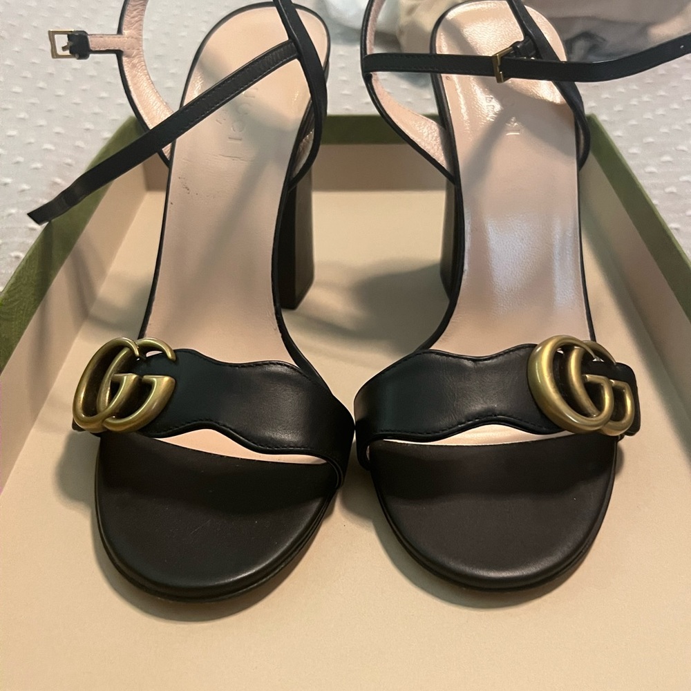 Black leather Gucci heels